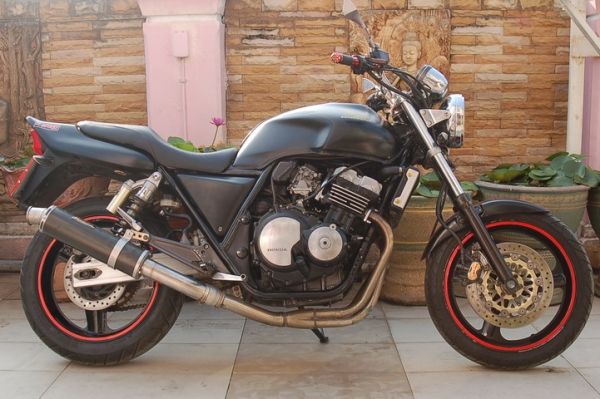 --ขอขาย CB400 ดำด้านขาดส้ม พร้อมท่อสูตร ยางเต็ม สภาพสวยๆๆ พร้อม<<<สรรพสามิต>>>--