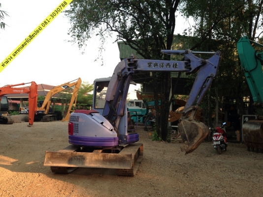 Komatsu 50UU   สภาพพร้อมใช้งาน เสียงเครื่องนิ่ม ตัวเดินไม่มีเสียงรบกวนแทรกเลยครับ   ใช้งานในที่แคบได้ดีอย่างมากครับ ช่วงบูมสามารถโยกพับได้ในมุมที่มีพื่้นที่จำกัดครับ  สนใจติดต่อ ท่าม่วง แทรกเตอร์ 081-3030788