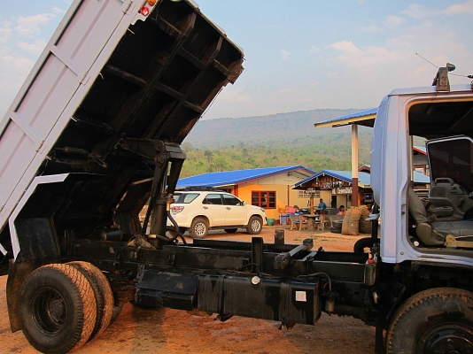 6 ล้อดัมพ์ อีซุซุ NPR 135 แรง มีดัมพ์กระบะสามมิตร ยาว 3.8 เมตร กว้าง 2.10 เมตร เฟื่อง F แอร์เย็นสบาย มีสโลอินเตอร์ เล่มพร้อมโอนถือไปได้เลย