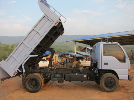 6 ล้อดัมพ์ อีซุซุ NPR 135 แรง มีดัมพ์กระบะสามมิตร ยาว 3.8 เมตร กว้าง 2.10 เมตร เฟื่อง F แอร์เย็นสบาย มีสโลอินเตอร์ เล่มพร้อมโอนถือไปได้เลย