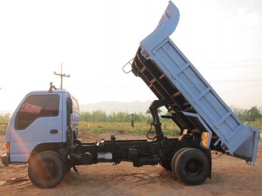 6 ล้อดัมพ์ อีซุซุ NPR 135 แรง มีดัมพ์กระบะสามมิตร ยาว 3.8 เมตร กว้าง 2.10 เมตร เฟื่อง F แอร์เย็นสบาย มีสโลอินเตอร์ เล่มพร้อมโอนถือไปได้เลย