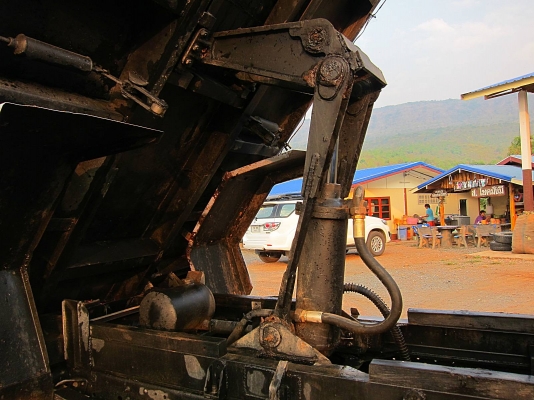 6 ล้อดัมพ์ อีซุซุ NPR 135 แรง มีดัมพ์กระบะสามมิตร ยาว 3.8 เมตร กว้าง 2.10 เมตร เฟื่อง F แอร์เย็นสบาย มีสโลอินเตอร์ เล่มพร้อมโอนถือไปได้เลย