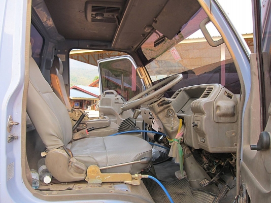 6 ล้อดัมพ์ อีซุซุ NPR 135 แรง มีดัมพ์กระบะสามมิตร ยาว 3.8 เมตร กว้าง 2.10 เมตร เฟื่อง F แอร์เย็นสบาย มีสโลอินเตอร์ เล่มพร้อมโอนถือไปได้เลย