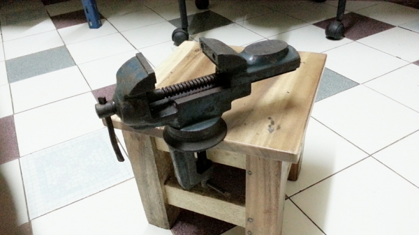 ขายปากกาจับชิ้นงานรุ่นเก่าเหล็กเหนียวหมุนได้อิสระรอบทิศทาง