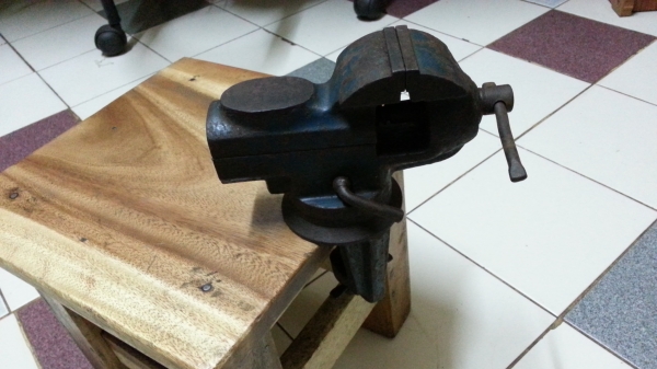 ขายปากกาจับชิ้นงานรุ่นเก่าเหล็กเหนียวหมุนได้อิสระรอบทิศทาง