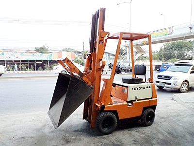 ขายรถยกโตโยต้า 700 กิโล  เครื่องเบนซิน งาเทด้ำ มีบุ้งกี่ เสาสูง 3 เมตร   สีเดิมจากนอก นำเข้าจากญี่ปุ่น ใช้งานได้ทันที