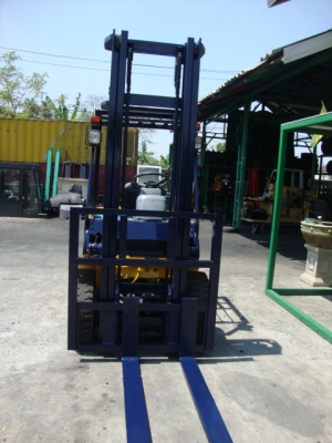 ขายรถโฟล์คลิฟท์  KOMATSU  FD25-12 พร้อมใช้  เครื่องยนต์ดีเซล  เสาสูง  4  เมตร  เกียร์ออโตเมติค  ยางตัน