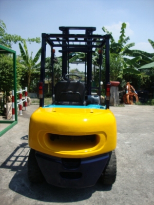 ขายรถโฟล์คลิฟท์  KOMATSU  FD25-12 พร้อมใช้  เครื่องยนต์ดีเซล  เสาสูง  4  เมตร  เกียร์ออโตเมติค  ยางตัน