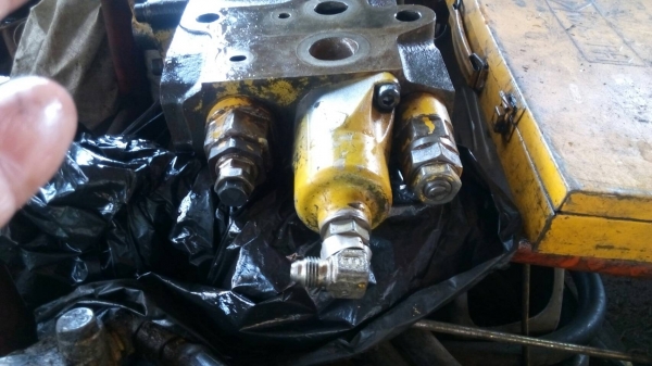 ขายช่องคอลโทลสำหรับติดหัวเจาะรถแมคโค PC-200-6 ของสวยมากครับ ขายไม่แพง