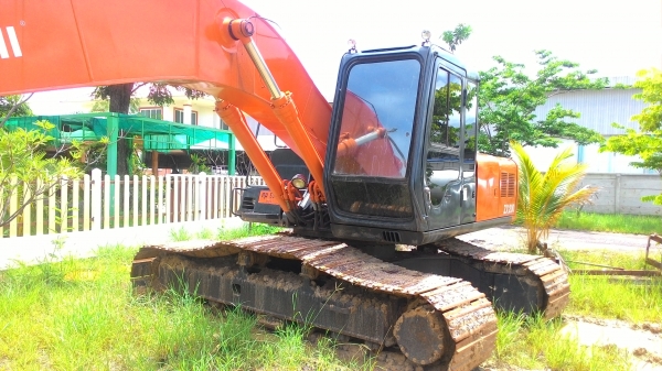 รถแบคโฮ HITACHI EX200 ไฟฟ้าครบ เอวแน่น เล่มทะเบียนพร้อม สภาพพร้อมใช้งาน