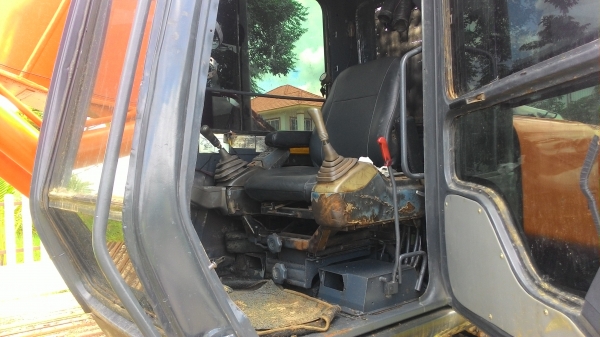 รถแบคโฮ HITACHI EX200 ไฟฟ้าครบ เอวแน่น เล่มทะเบียนพร้อม สภาพพร้อมใช้งาน