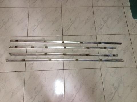 ขายคิ้วนอกขอบประตู e30 4ประตู 4เส้นราคา900 โทร0924462525โส กทม