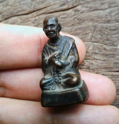 สมเด็จโต พรหมรังสี ลอยองค์เนื้อสัมฤทธิ์โบราณ สร้างและตอกโค๊ดปี 2500 หายากแล้วครับ