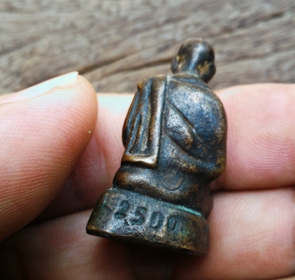 สมเด็จโต พรหมรังสี ลอยองค์เนื้อสัมฤทธิ์โบราณ สร้างและตอกโค๊ดปี 2500 หายากแล้วครับ