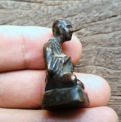 สมเด็จโต พรหมรังสี ลอยองค์เนื้อสัมฤทธิ์โบราณ สร้างและตอกโค๊ดปี 2500 หายากแล้วครับ