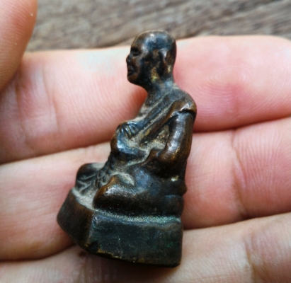 สมเด็จโต พรหมรังสี ลอยองค์เนื้อสัมฤทธิ์โบราณ สร้างและตอกโค๊ดปี 2500 หายากแล้วครับ