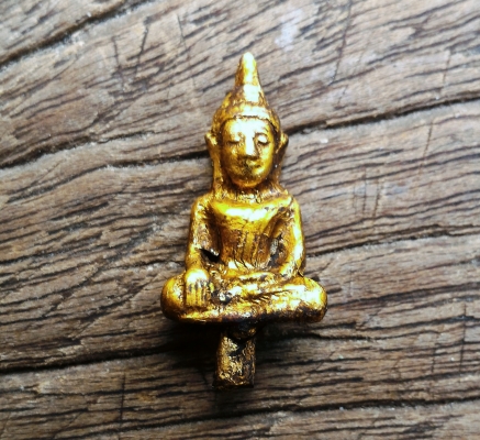 พระยอดธง วัดไก่เตี้ย บุทองคำแท้ มีคราบเก่าตามยุค ภูมิปัญญาไทยโบราณหายากครับ