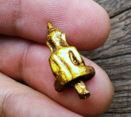 พระยอดธง วัดไก่เตี้ย บุทองคำแท้ มีคราบเก่าตามยุค ภูมิปัญญาไทยโบราณหายากครับ