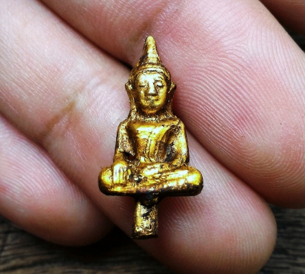 พระยอดธง วัดไก่เตี้ย บุทองคำแท้ มีคราบเก่าตามยุค ภูมิปัญญาไทยโบราณหายากครับ