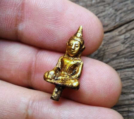 พระยอดธง วัดไก่เตี้ย บุทองคำแท้ มีคราบเก่าตามยุค ภูมิปัญญาไทยโบราณหายากครับ