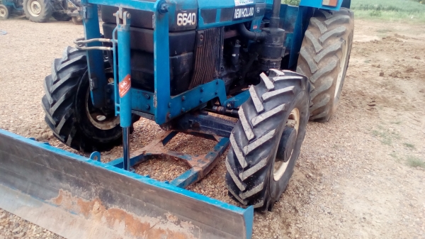 ขาย6640  สองเพลาคานหน้าคาลาโล่   มีเล่มทะเบียนครบยางดีพร้อมใช้งาน