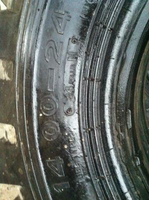 ยางรถใหญ่14.00-24สองเส้นสวยครับ