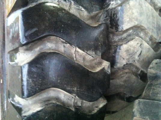 ยางรถใหญ่14.00-24สองเส้นสวยครับ