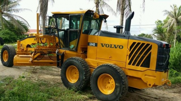 รถเกรด G 940  สินค้านำเข้าจากแคนาดา  ชั่วโมงทำงานต่ำๆ  มีหลายรุ่น หลายรายการ  G940 ราคา  3,500,000 บาท