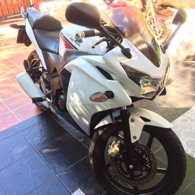 cbr150r สีขาว รถปี2013 38000 cbr150r สีขาว รถปี2013 38000