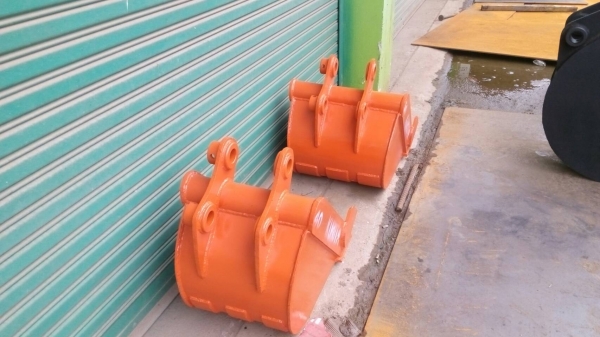 รับสั่งทำและขายบุ้งกี้ปากแคบสำหรับวางท่อปะปา และ บุ้งกี่ตักดินขึ้นสิบล้อขนาดกว้าง    โคมัสสุ คุโบต้า ยันม่าร์ ทุกรุ่น ขนาดแล้วแต่ลูกค้าต้องการ รับประกันความแข็งแรง