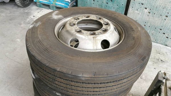 ขายยางTOYO 11R22.5 เก่าญี่ปุ่นพร้อมกระทะTOPY ยางปี2013
