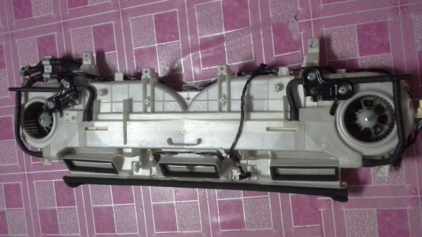 ตู้แอร์ตัวบนรถตู้คอมมูเตอร์ถอดคับ