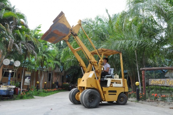 ขายรถตักKOMATSU SD10 ตัก1คิว เสา3เมตร สวยเดิมจากญี่ปุ่น ยังไม่เคยใช้ในไทย 185,000เท่านั้น!!