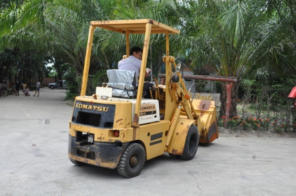 ขายรถตักKOMATSU SD10 ตัก1คิว เสา3เมตร สวยเดิมจากญี่ปุ่น ยังไม่เคยใช้ในไทย 185,000เท่านั้น!!