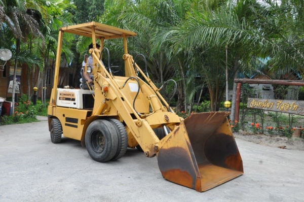 ขายรถตักKOMATSU SD10 ตัก1คิว เสา3เมตร สวยเดิมจากญี่ปุ่น ยังไม่เคยใช้ในไทย 185,000เท่านั้น!!