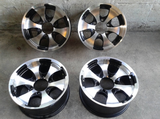 ขอบ15นิ้ว6รู สวยๆ 4 ล้อ ราคา 6500 บาท