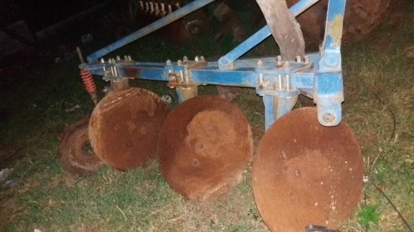 ผาลสี่กระทู้สามใส่รถไถฟอร์ดเดิมๆสวย ผาลสี่กระทู้สามใส่รถไถฟอร์ดเดิมๆสวย