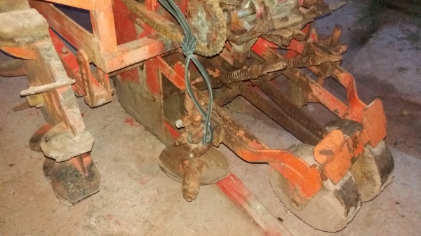 เครื่องปลูกอ้อยร่องคู่เกษตรกลการบ้านโป่งใส่รถไถฟอร์ด เครื่องปลูกอ้อยร่องคู่เกษตรกลการบ้านโป่งใส่รถไถฟอร์ด