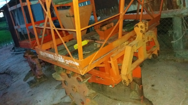 เครื่องปลูกอ้อยร่องคู่เกษตรกลการบ้านโป่งใส่รถไถฟอร์ด