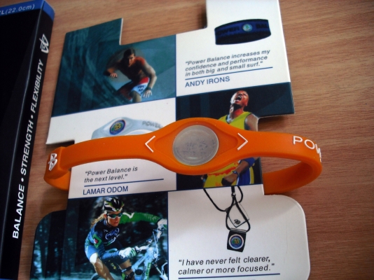 Power Balance เป็นสายรัดข้อมือที่ถือ กำเนิดมาจากแนวคิดในการเพิ่มประสิทธิภาพให้กับสนามพลังงานของร่างก