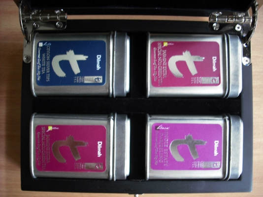 กล่องไม้พร้อมชากระป๋อง 4 แบบ