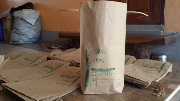 นำเข้าจากญี่ปุ่นถุงบรรจุข้าวสาร สินค้ามือ 1 สามารถบรรจุข้าวสารได้ 5 Kg. ปากถุงมีเชือกสำหรับผูกปากถุง นำเข้าจากญี่ปุ่นถุงบรรจุข้าวสาร สินค้ามือ 1 สามารถบรรจุข้าวสารได้ 5 Kg. ปากถุงมีเชือกสำหรับผูกปากถุง
