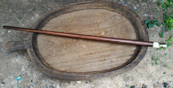 ไม้ตะพด ไม้เท้า หัวทองเหลืองโบราณขัดเงา น้ำหนักดี พอดีมือมากๆ ไม้แข็งแรงสวยทีเดียว