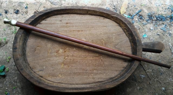 ไม้ตะพด ไม้เท้า หัวทองเหลืองโบราณขัดเงา น้ำหนักดี พอดีมือมากๆ ไม้แข็งแรงสวยทีเดียว