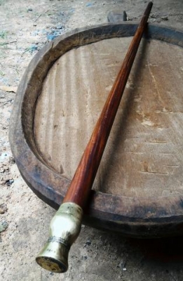 ไม้ตะพด ไม้เท้า หัวทองเหลืองโบราณขัดเงา น้ำหนักดี พอดีมือมากๆ ไม้แข็งแรงสวยทีเดียว