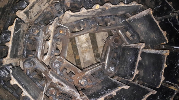 ขายโซ่รถขุดสำหรับรถขุดขนาด 40 มี ข้อโซ่ 38 ข้อ ราคา 40,000 บาท