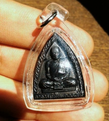 หลวงปู่ฝั้น อาจาโร พระปิดตามหาลาภ เนื้อนวะโลหะ พิมพ์เจ้าสัวผานไถโบราณ เนื้อสวยจับใจ