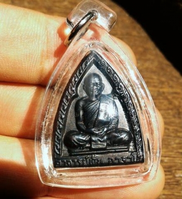 หลวงปู่ฝั้น อาจาโร พระปิดตามหาลาภ เนื้อนวะโลหะ พิมพ์เจ้าสัวผานไถโบราณ เนื้อสวยจับใจ