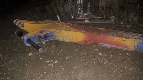 ขายบูมและอาร์มรถขุด MITSUBISHI  MM55, MM57, CAT305 ขายชิ้นละ 12,000 บาท