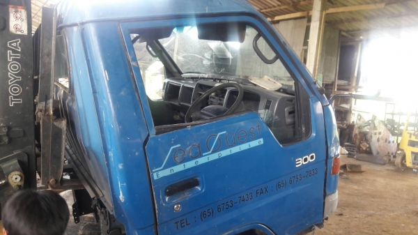 ขายหัวเก๋งรถบรรทุก 6 ล้อกลาง ยี่ห้อ TOYOTA DYNA หัวกว้าง 3 ใบปัด พร้อมขาหน้าหลัง สินค้าเก่านอก ราคา 48,000 บาท